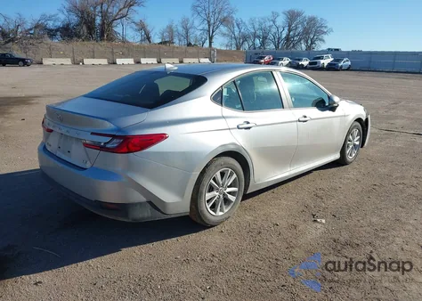 2025 Toyota Camry Le z USA, uszkodzony, nr VIN 4T1DAACK3SU595340